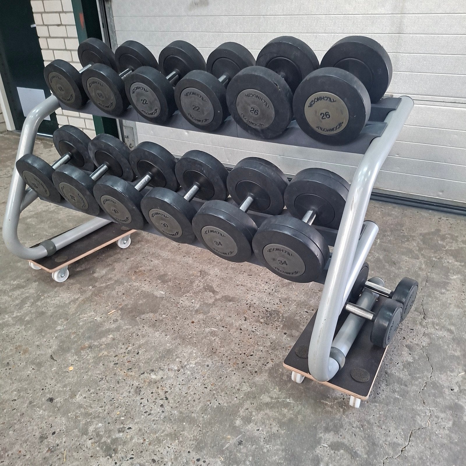 Technogym Dumbells Set 10 kilo tot 34 kilo + Technogym Rack, Ophalen