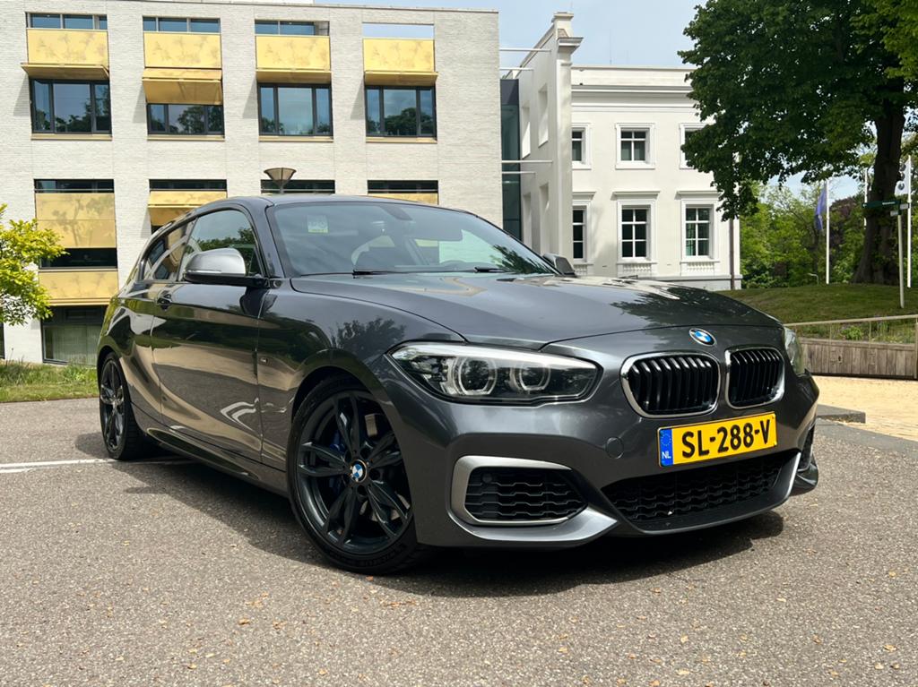 BMW M140i M Performance LCI2 RWD 3drs echte rijdersauto!, Auto's, Automaat, Alcantara, Particulier, Zilver of Grijs