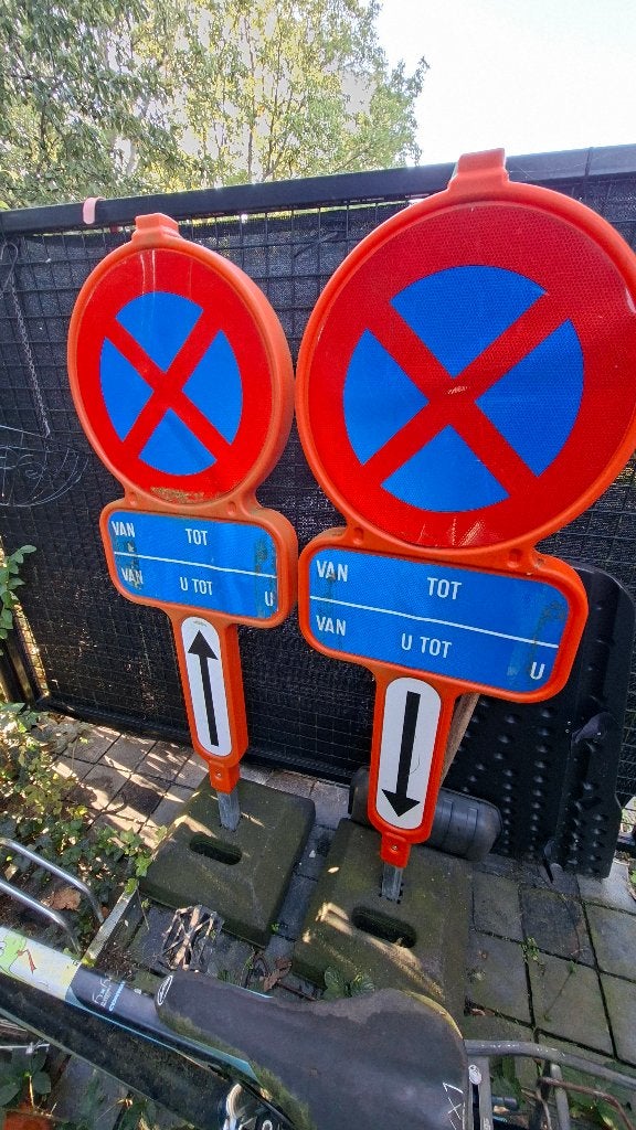 Lot de 2 panneaux d'interdiction de stationnement E3 complet, Divers, Enlèvement, Comme neuf