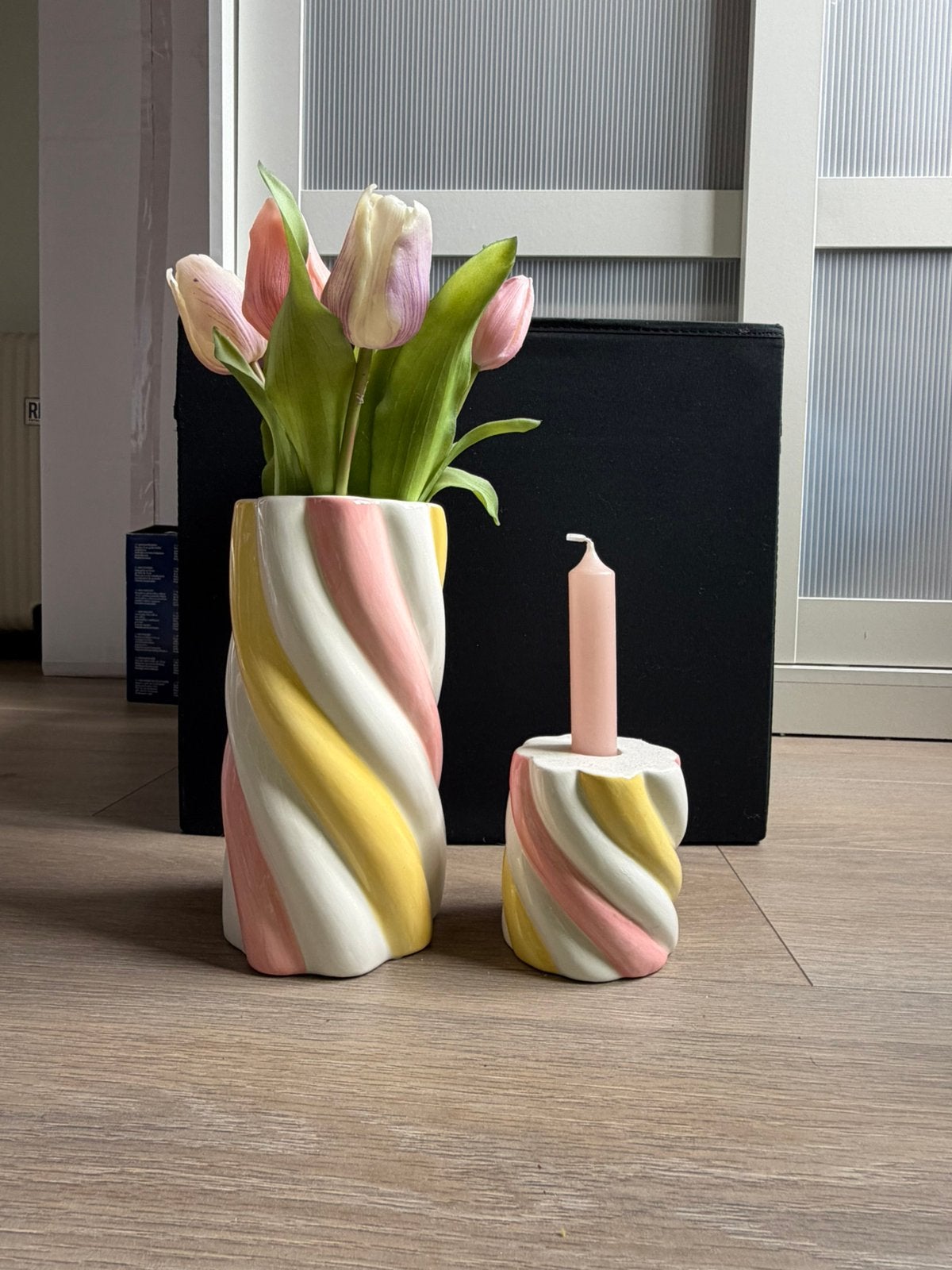 Vaas met bij horende kaarsne houder met tulpen en kaarsen, Ophalen, Zo goed als nieuw