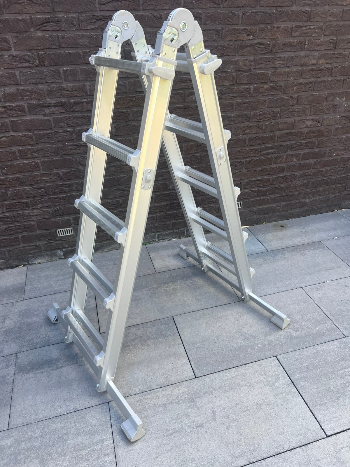 Échelle dépliable en aluminium, Enlèvement, Comme neuf, Échelle