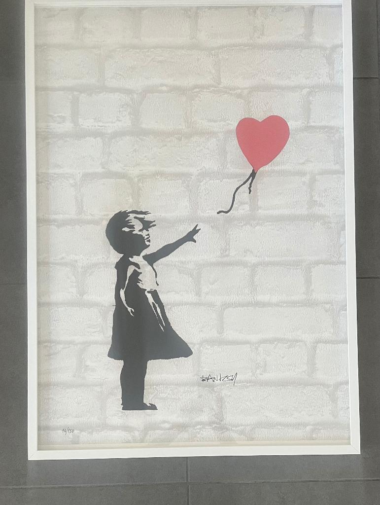 Girl with red balloon in front of wall, Enlèvement ou Envoi