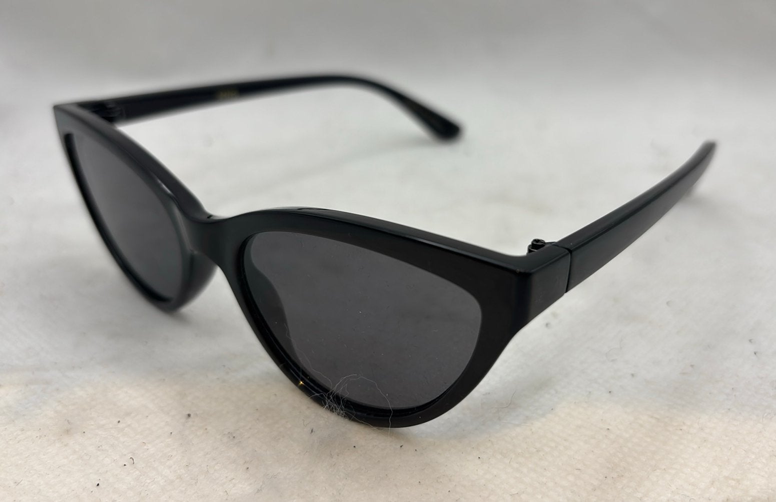 MNG Mango zwarte Cat-Eye-zonnebril — donkere lenzen, Handtassen en Accessoires, Ophalen of Verzenden, Zo goed als nieuw