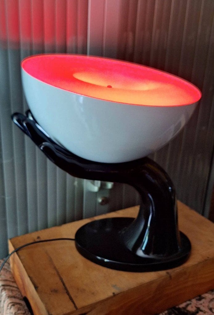Kare design tafellamp Josy, zwarte hand die warm licht geeft, Huis en Inrichting, Ophalen, Gebruikt, Kare, Sfeerlamp