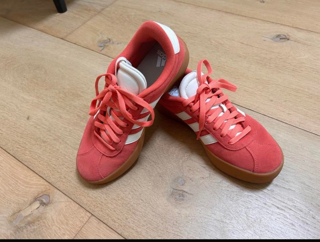 Nieuw - Koraalrode Adidas sneakers - maat 39, Nieuw, Ophalen of Verzenden, Sneakers, Rood