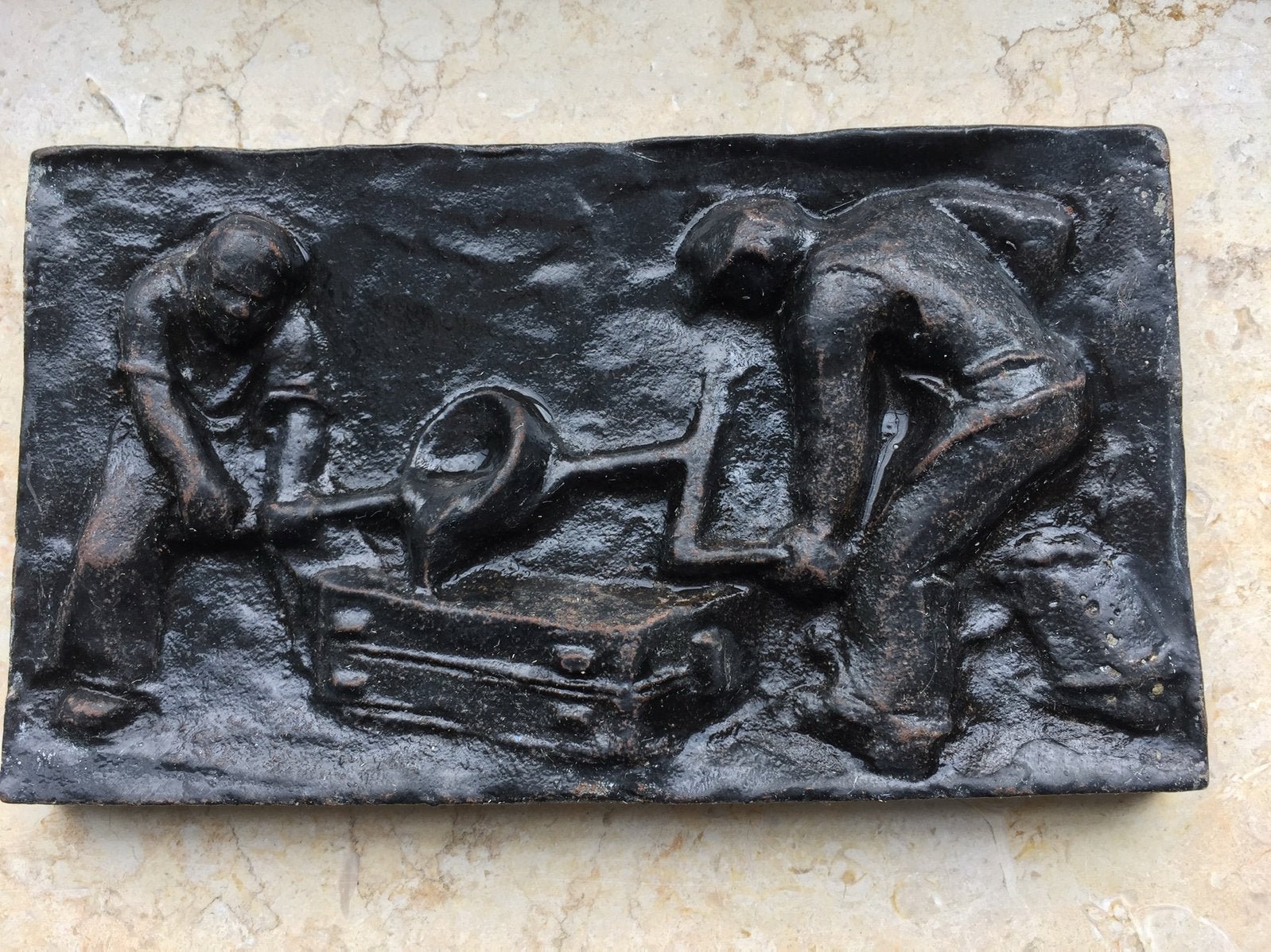 Metalen plaat met sculptuur., Ophalen of Verzenden