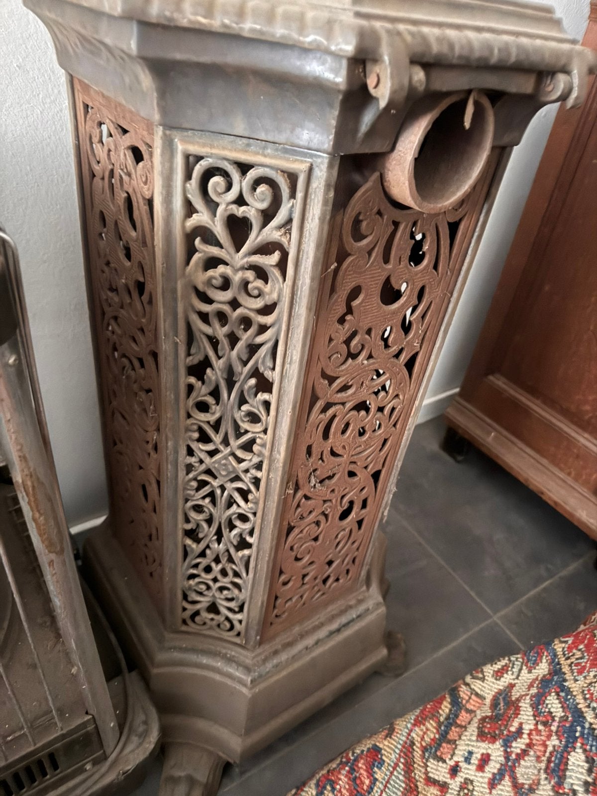 Ancien poêle en fonte décoratif ajouré, Enlèvement