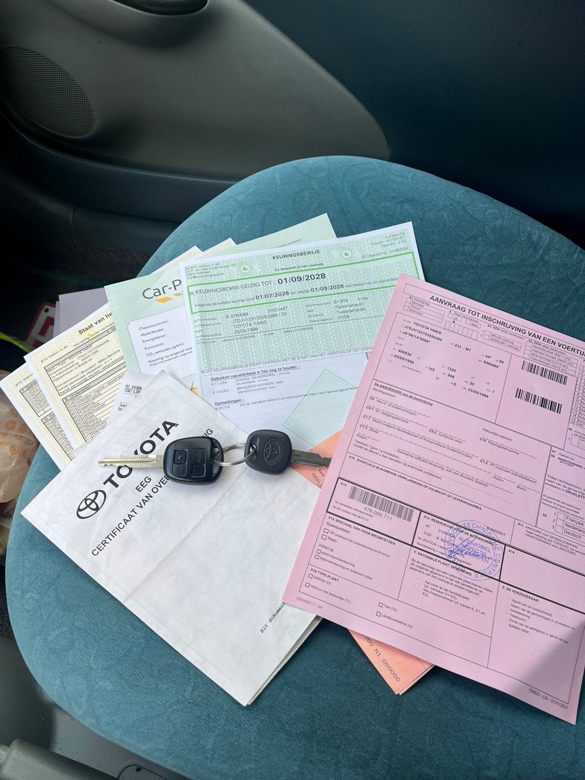 Toyota Yaris 1.0 essence, Bijoux, Sacs & Beauté, Bracelets à breloques, Enlèvement ou Envoi, Comme neuf