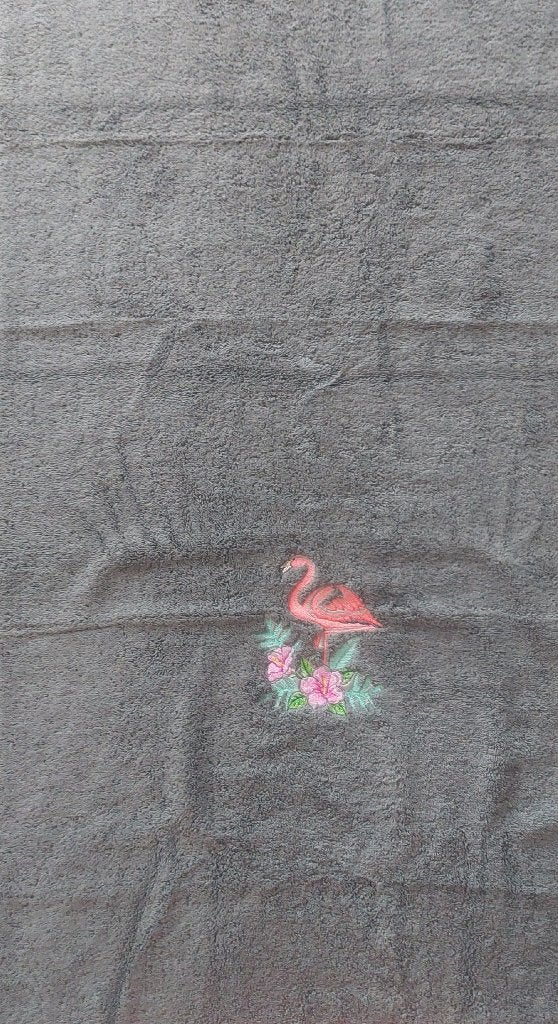 Drap de bain gris anthracite brodé avec un flamant rose., Maison & Meubles, Neuf, Enlèvement ou Envoi, Drap de bain, Gris