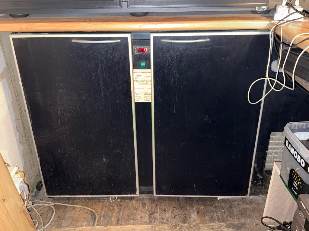 Professionele 2-deurs bar koelkast, Elektronische apparatuur, Koelkasten en IJskasten, Gebruikt, Zonder vriesvak, 200 liter of meer