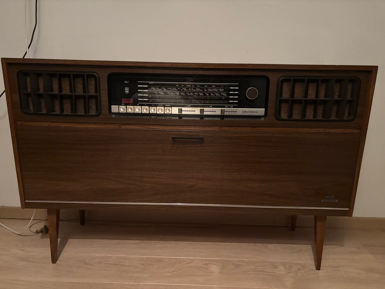 Grundig retro radio platenspeler in goede staat, Ophalen