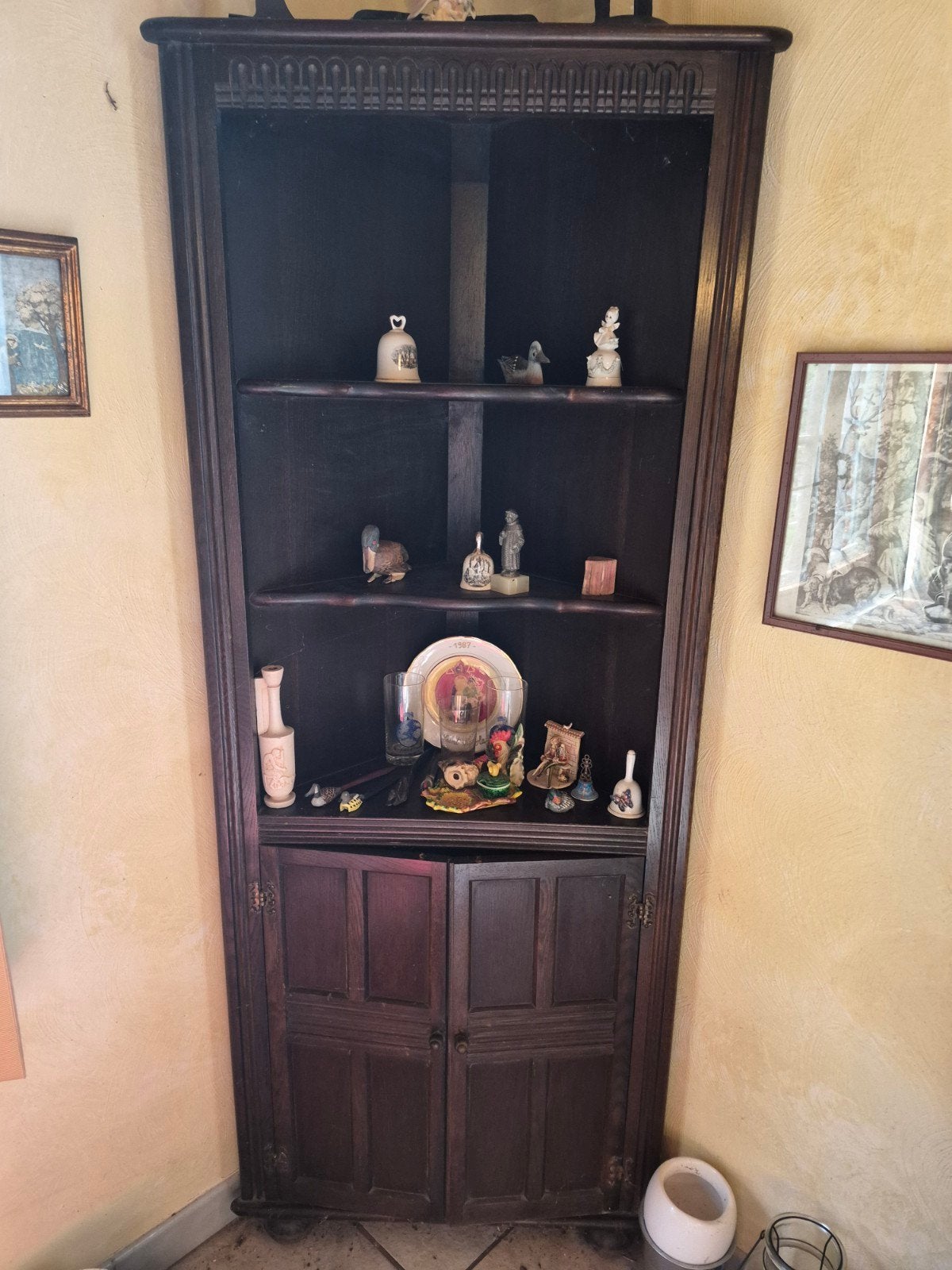 encoignure ou un meuble d'angle traditionnel en bois sombre, Maison & Meubles, Enlèvement
