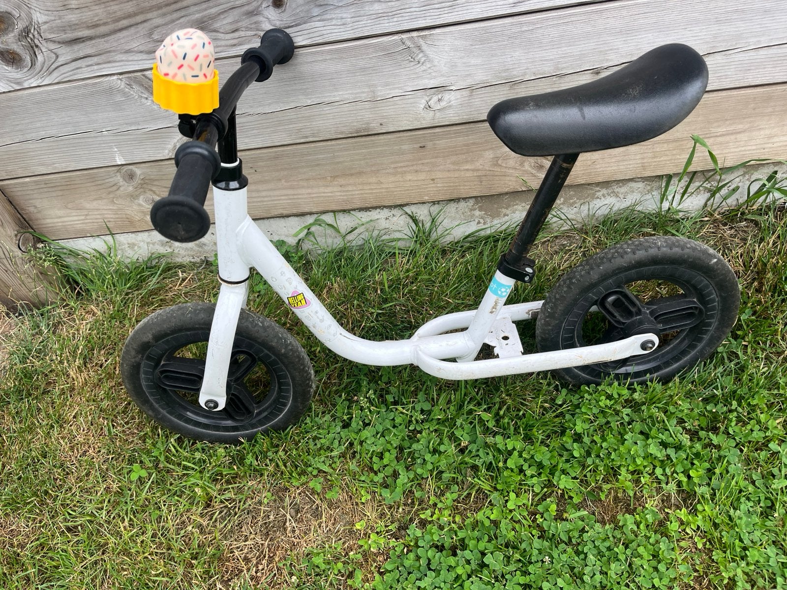 Loopfiets in wit/zwarte kleur “ Decathlon, Ophalen, Gebruikt, Loopfiets