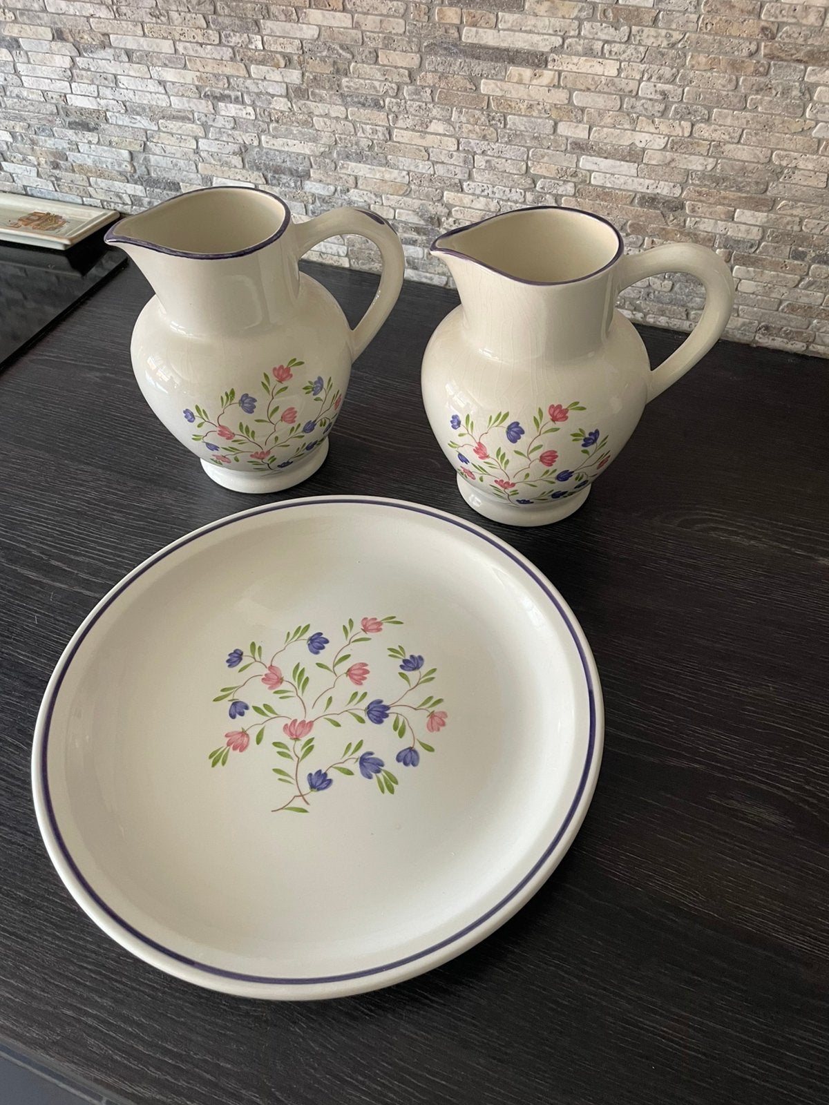 Lot de 2 carafes et une grande assiette assortie, Antiquités & Art, Enlèvement