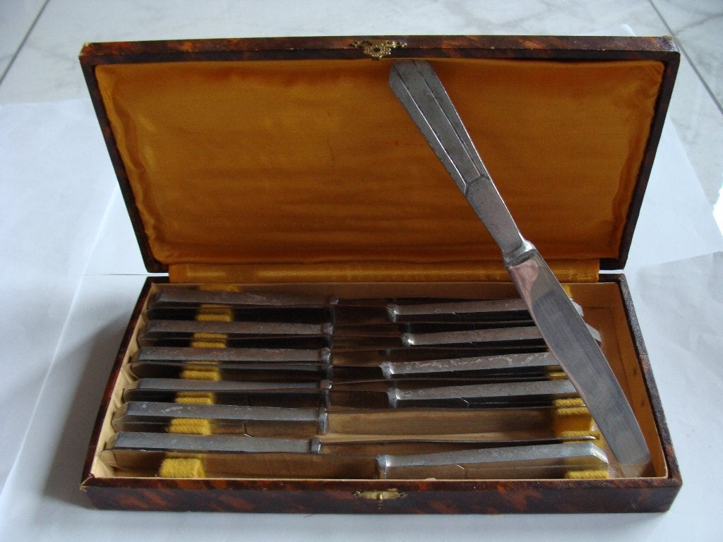 12 anciens couteaux inox dans son coffret d'origine, vintage, Antiquités & Art, Enlèvement ou Envoi
