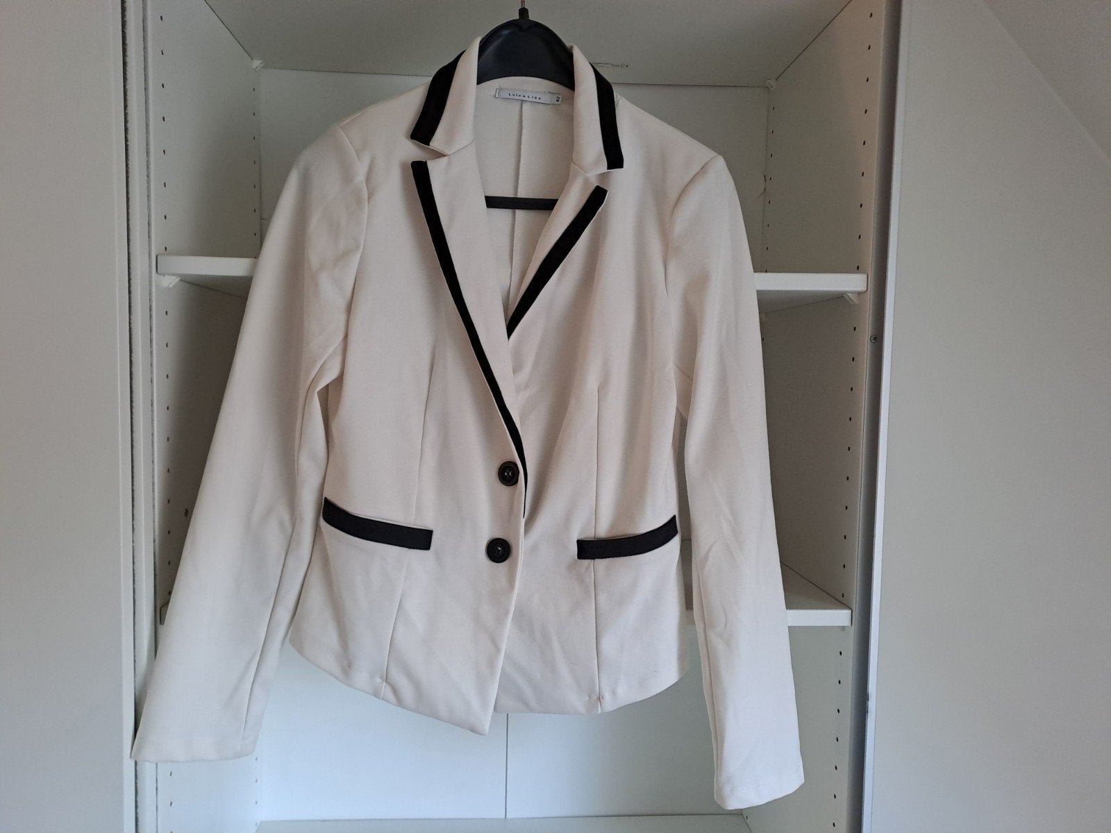 Mt 42 Witte blazer met zwarte randen, Lola & Liza, Wit, Maat 42/44 (L), Ophalen of Verzenden