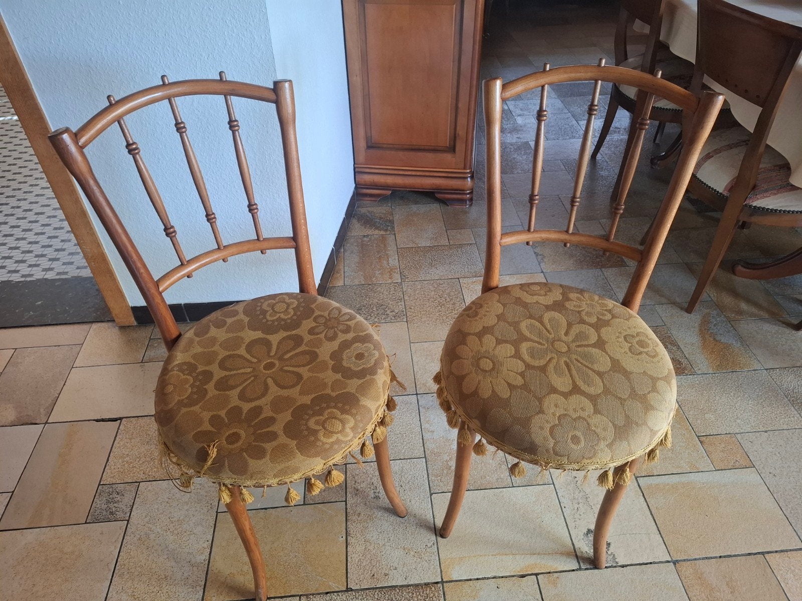2 oude stoelen, Ophalen