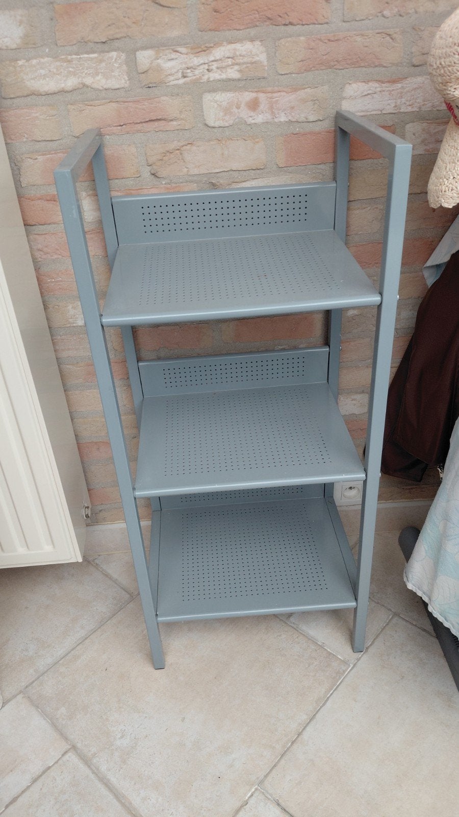 étagère en gris facile à installer dans la salle de bain, Maison & Meubles, Enlèvement