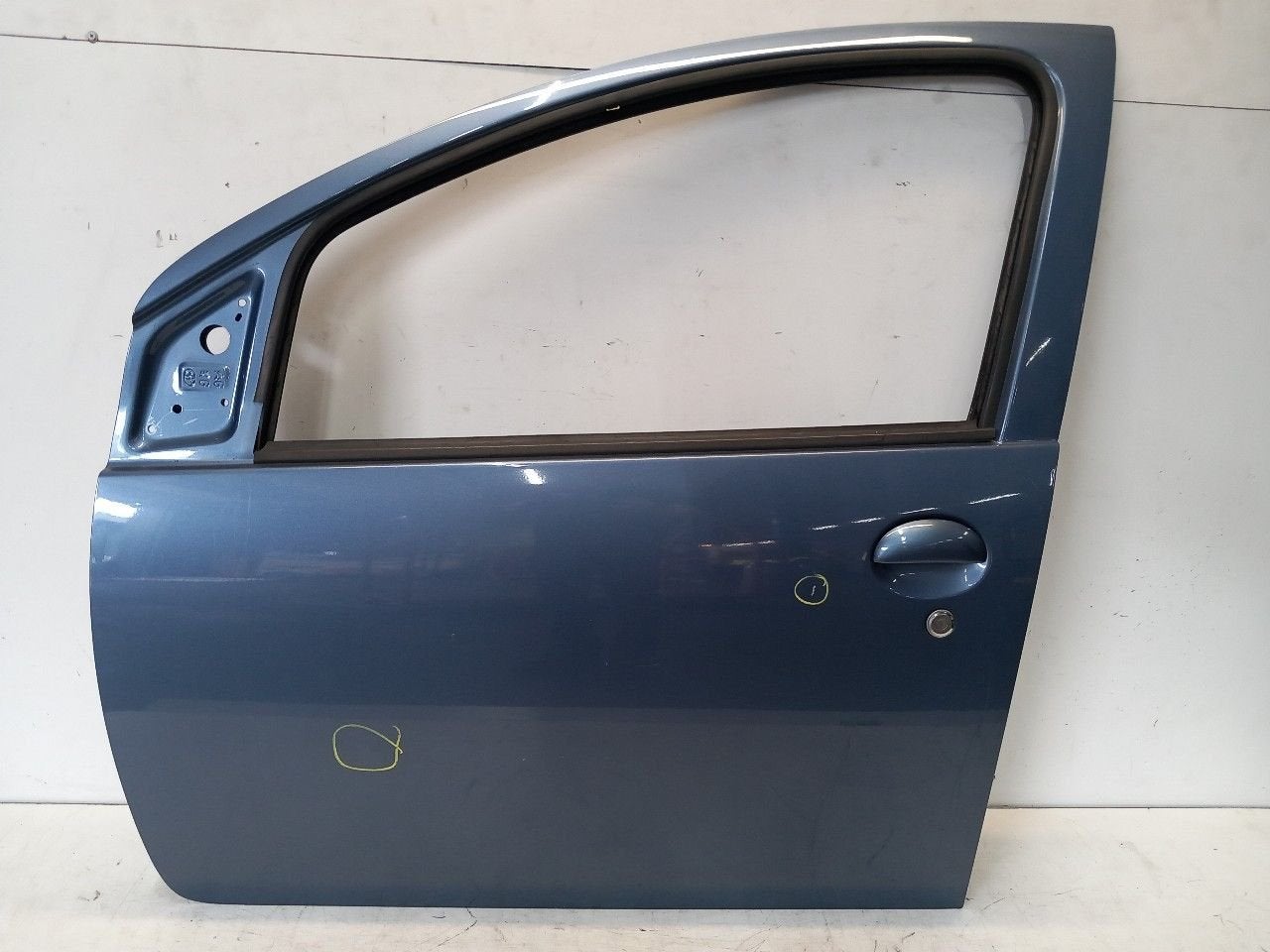 Portier links voor Toyota Aygo, Onderdelen@venauto.nl, Van der Ven Autorecycling B.V., Ettenseweg 76, 4706 PB Roosendaal, The Netherlands