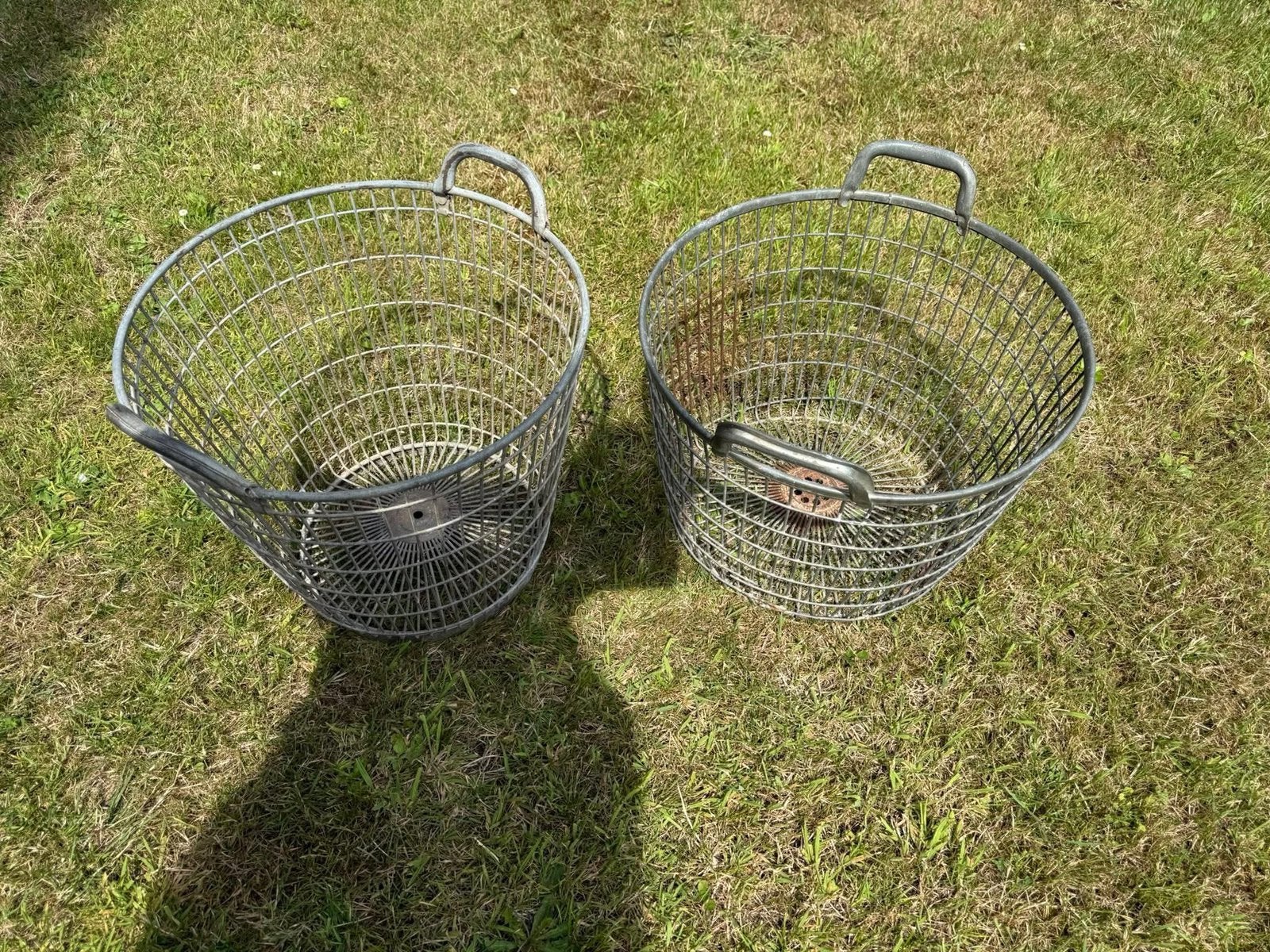 2 paniers en metal vintage / industriel, Enlèvement ou Envoi, Comme neuf, Bois, Avec poignées