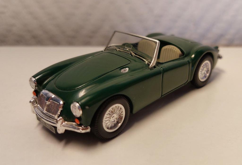 MG a 1600 MK 1 Cabriolet groen schaal 1/43 merk CORGI 💫, Hobby en Vrije tijd, Modelauto's | 1:43, Ophalen, Zo goed als nieuw