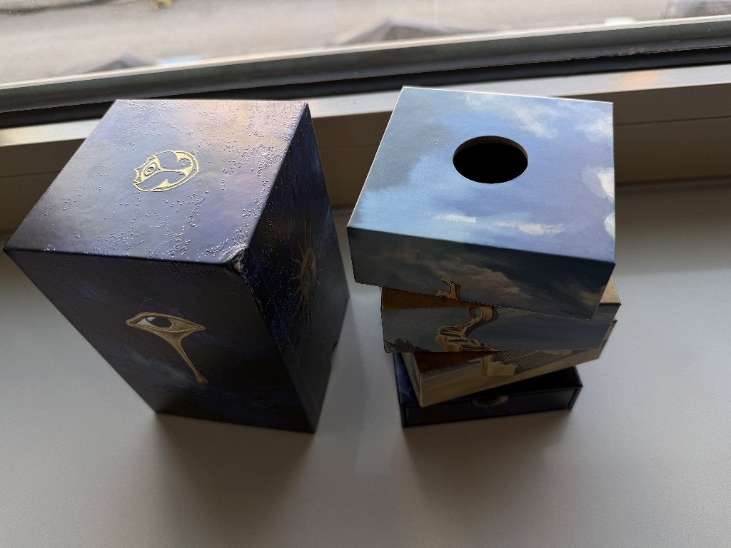 Tomorrowland Box + ketting, Enlèvement ou Envoi, Comme neuf, Bleu, Autres matériaux