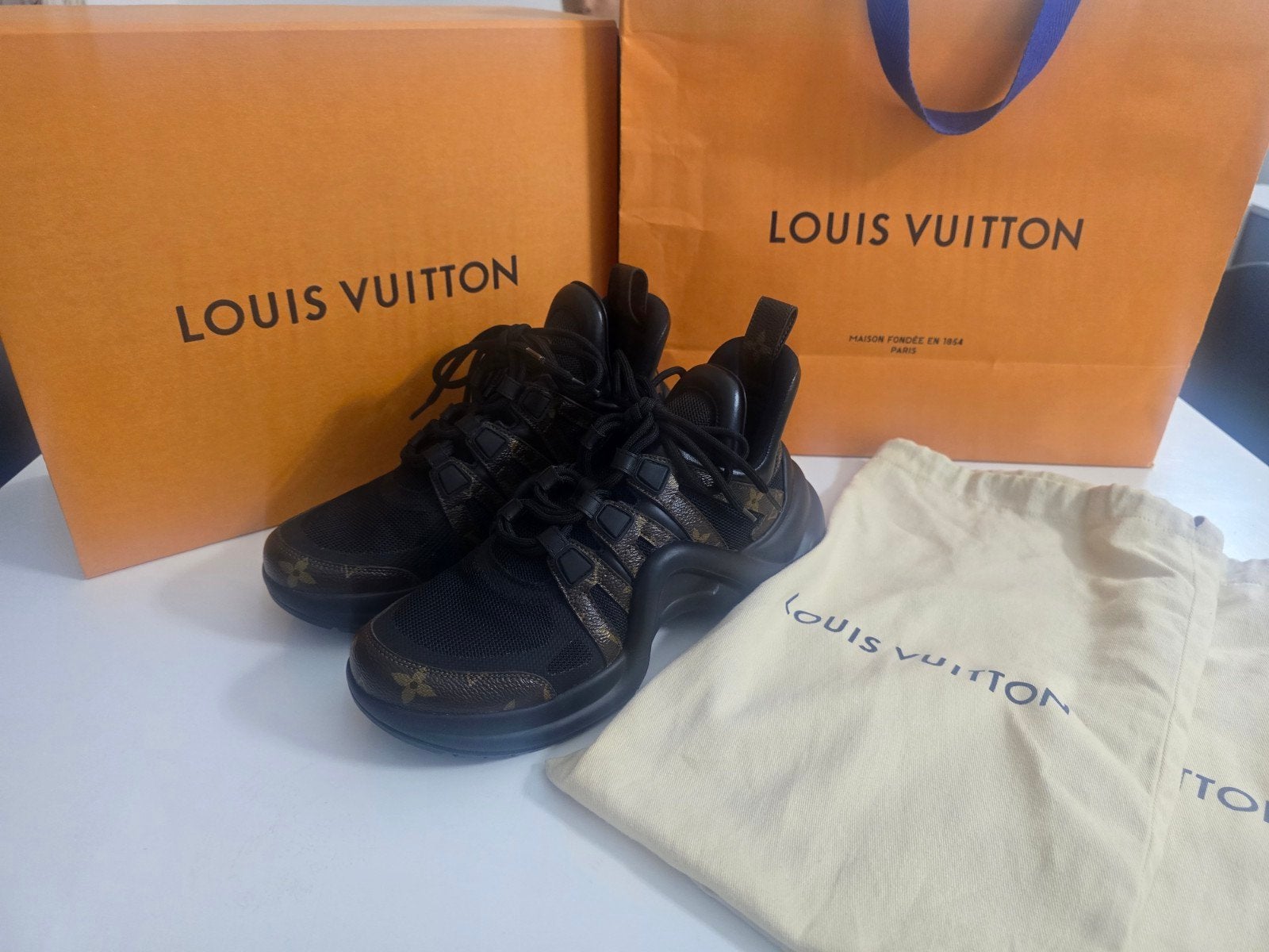 Louis Vuitton Archlight 38