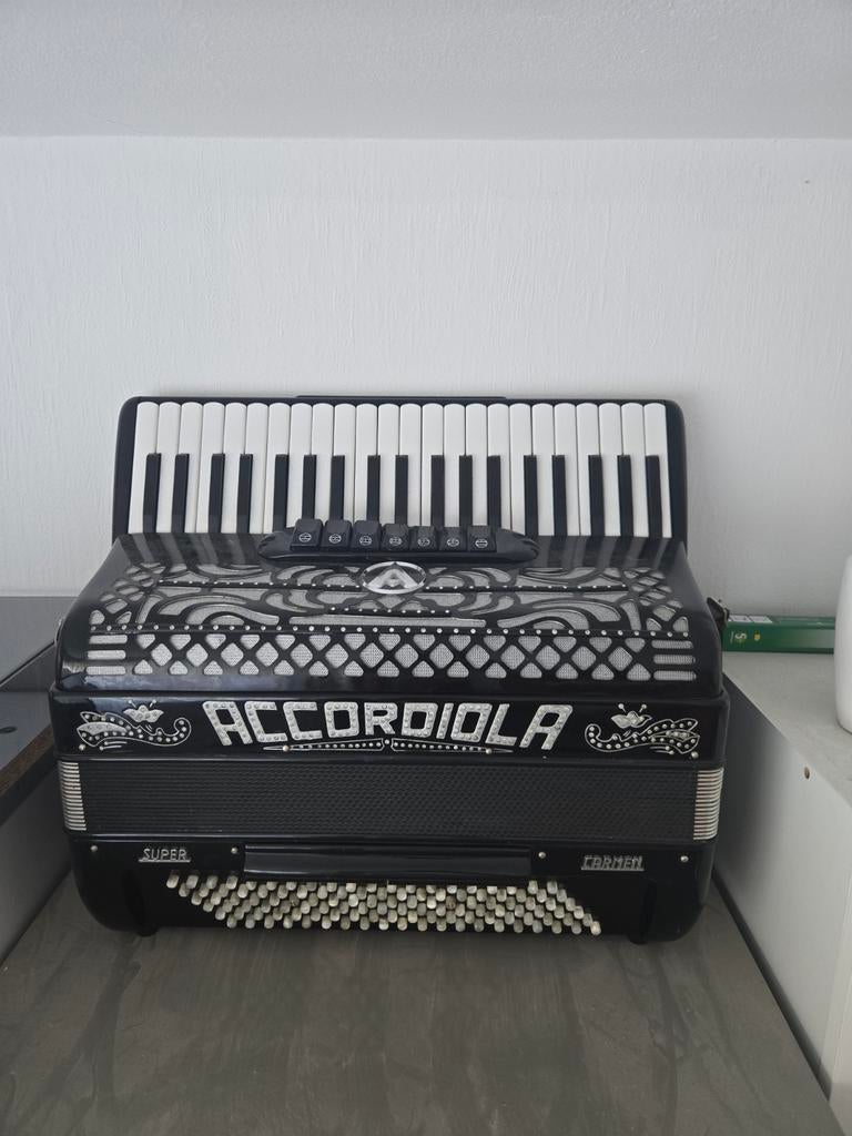 Accordiola 120 bas super carmen met koffer, Ophalen, Accordiola, Met koffer