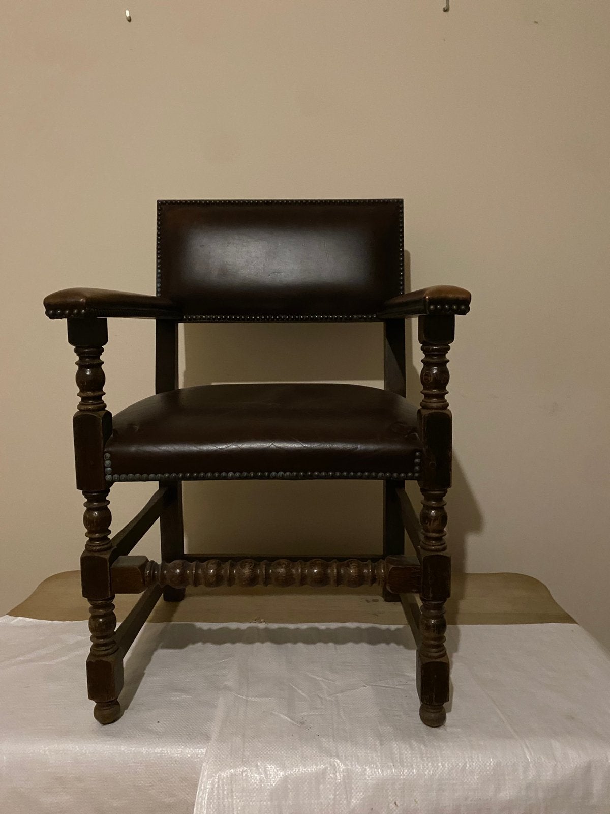 Chaise en cuir baroque, Enlèvement