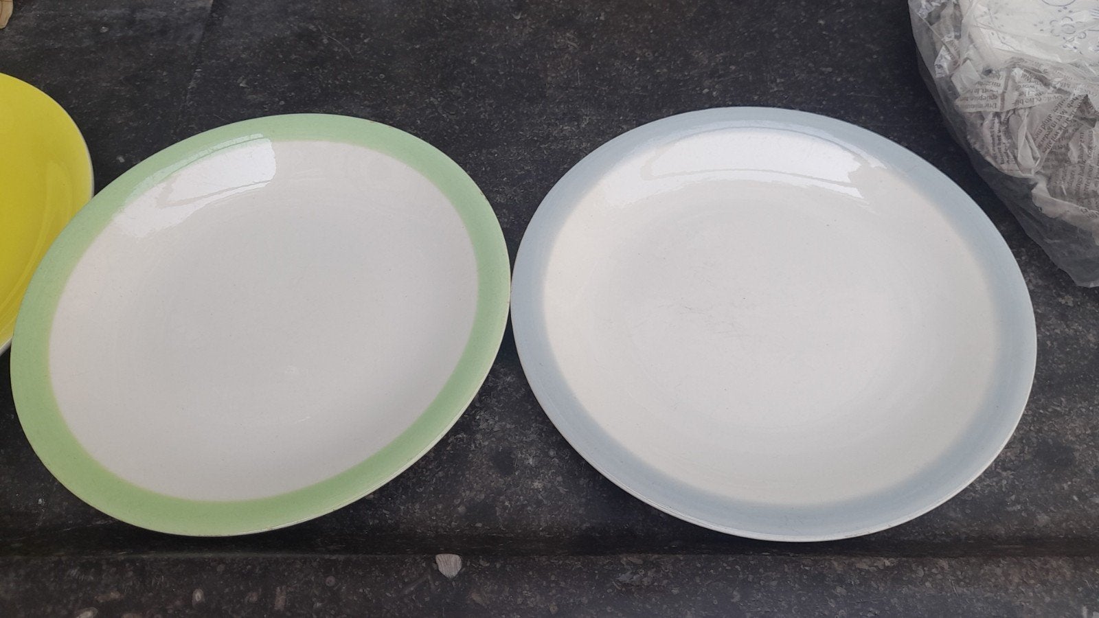2 witte borden met gekleurde rand van boch, Ophalen of Verzenden, Bord(en)