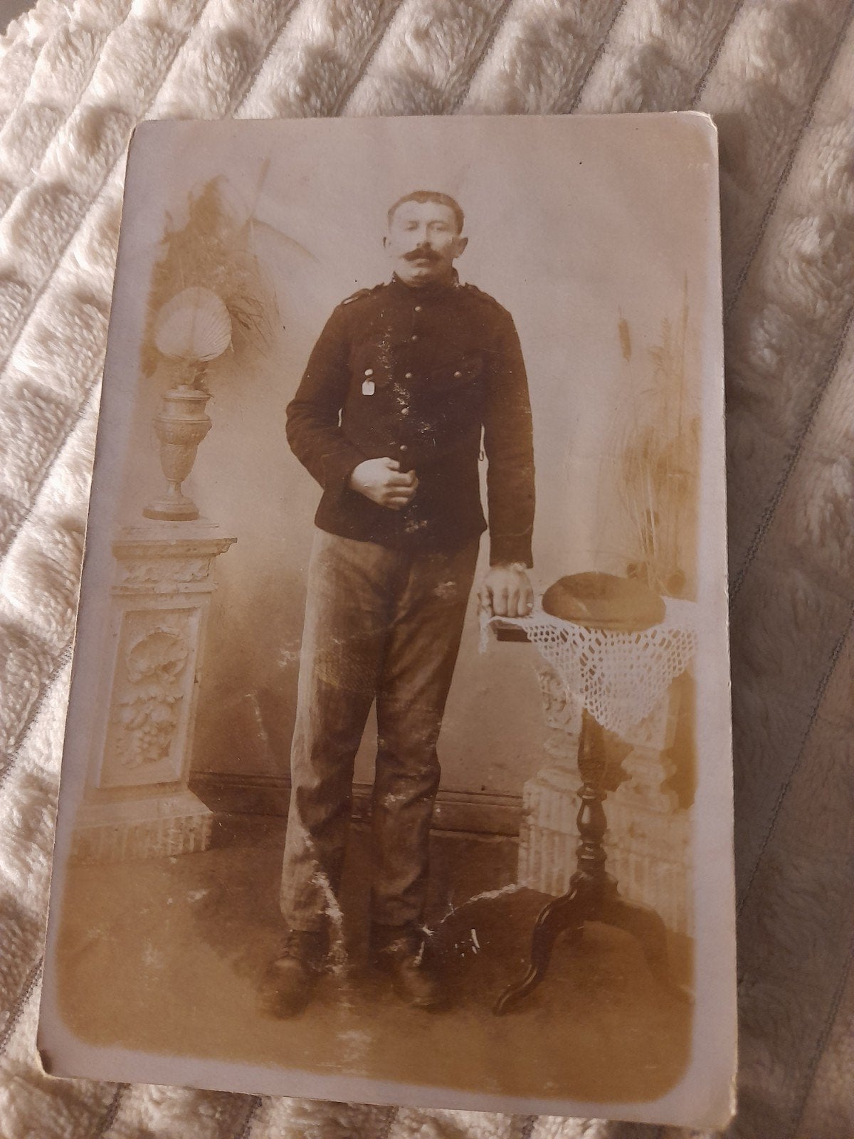 Carte postale  " Militaire posant chez le photographe" 1915, Collections, Enlèvement ou Envoi, Avant 1920, Non affranchie, Autres thèmes