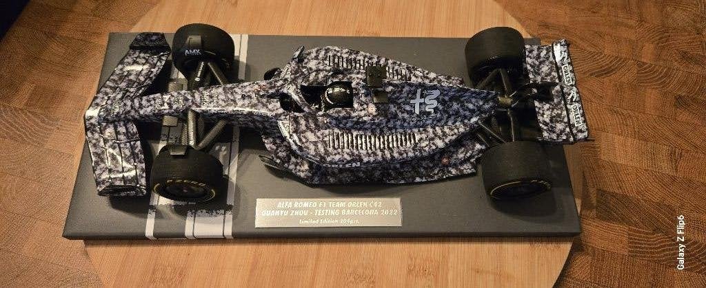 Minichamps 1/18 - Alfa Romeo F1 C42 Guanyu Zhou, Auto, Ophalen of Verzenden, Zo goed als nieuw, MiniChamps