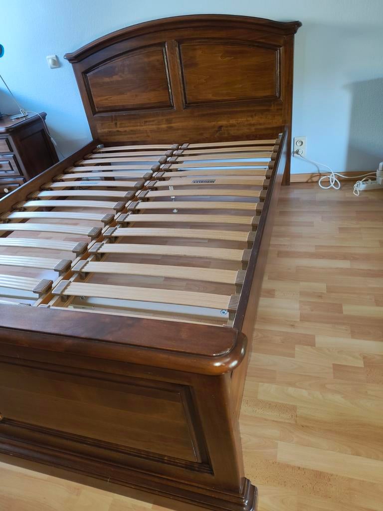 Lit en bois., Enlèvement