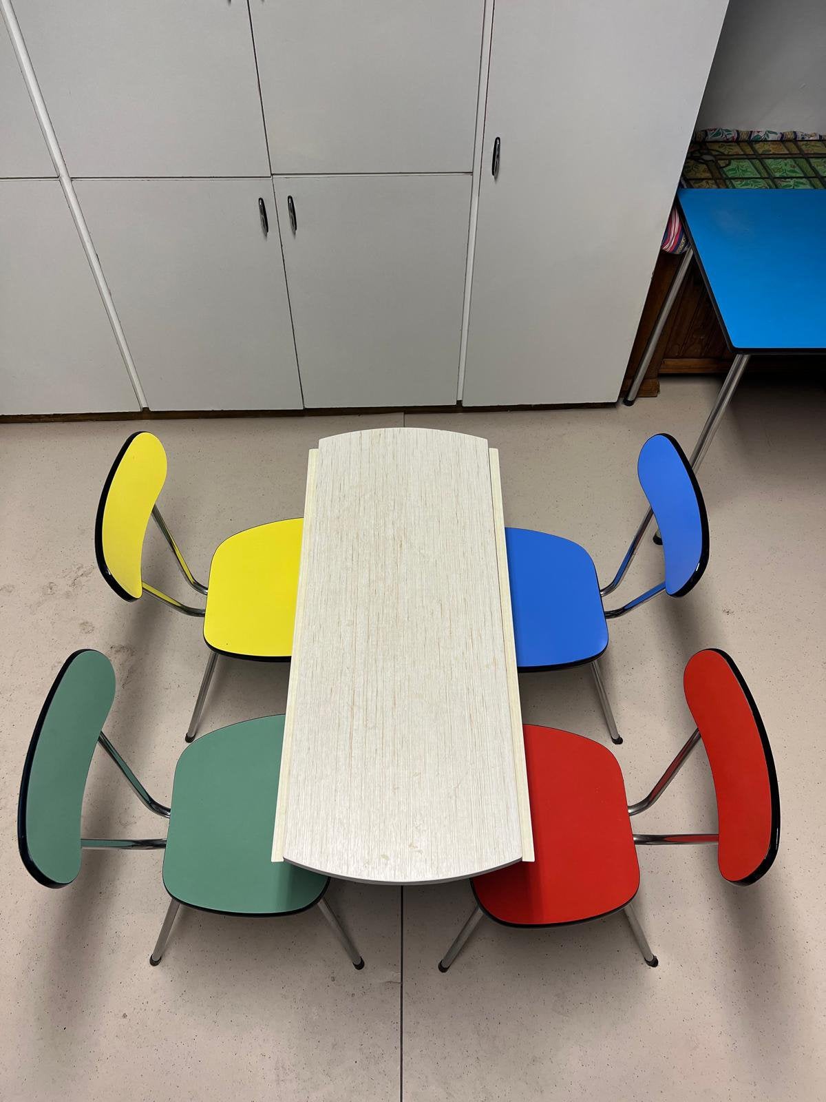 Formica set 4 kleurrijke stoelen en ronde tafel, Ophalen, Gebruikt