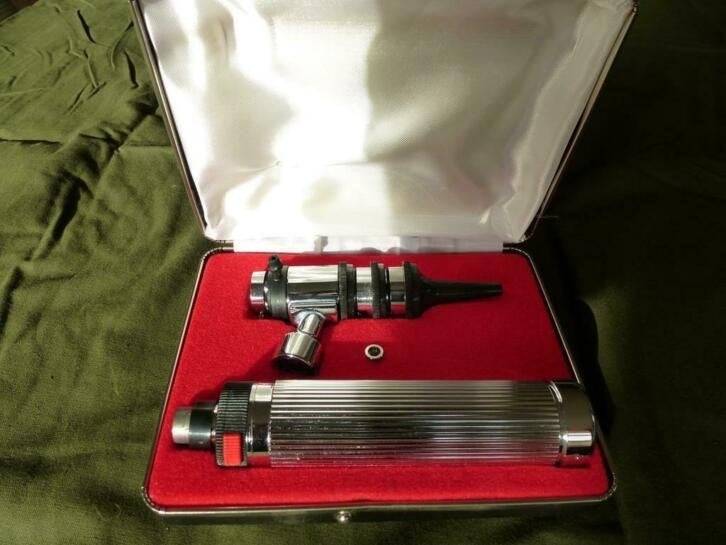 Otoscoop, oorkijker belgisch leger in cassette zonder lampje, Diversen, Braces