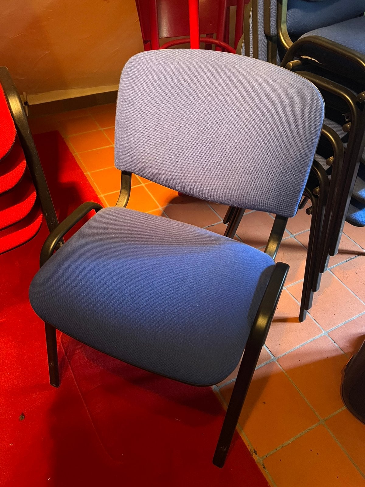 Chaises de conférence/chaises de bureau rouge/bleu, Maison & Meubles, Enlèvement, Comme neuf, Bleu