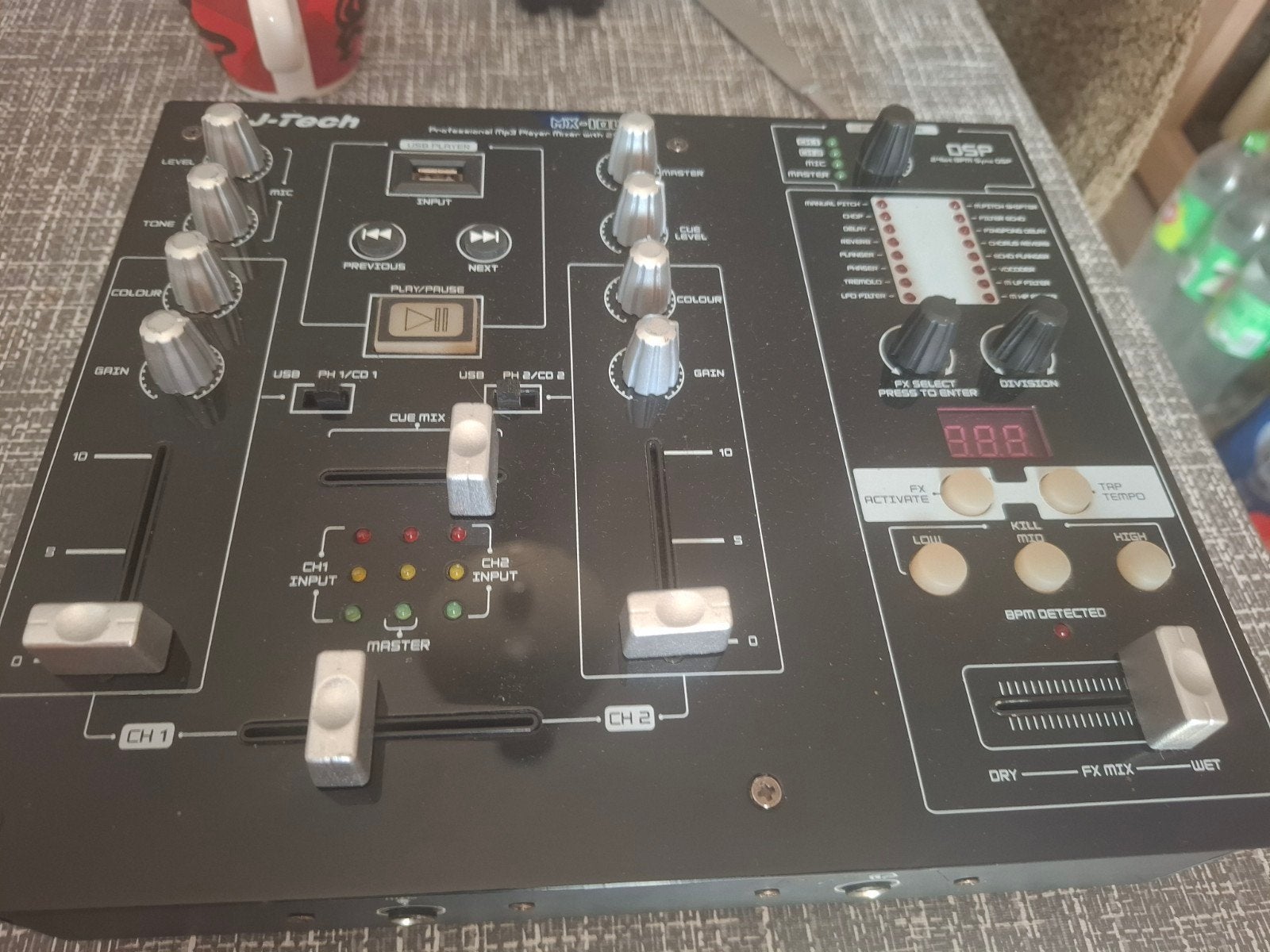 Dat is een mengpaneel van het merk DJ_TECH  hij is in goed, Ophalen
