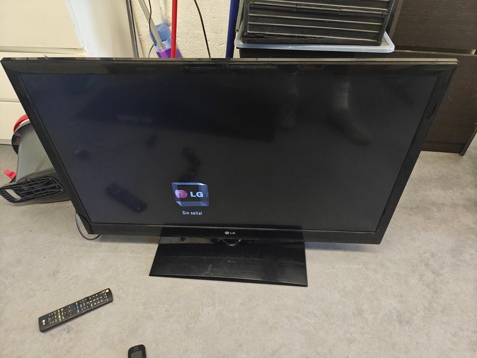 LG 42" TV/TV (42LV3400) — Voor kamers of reparatie, Ophalen, LG