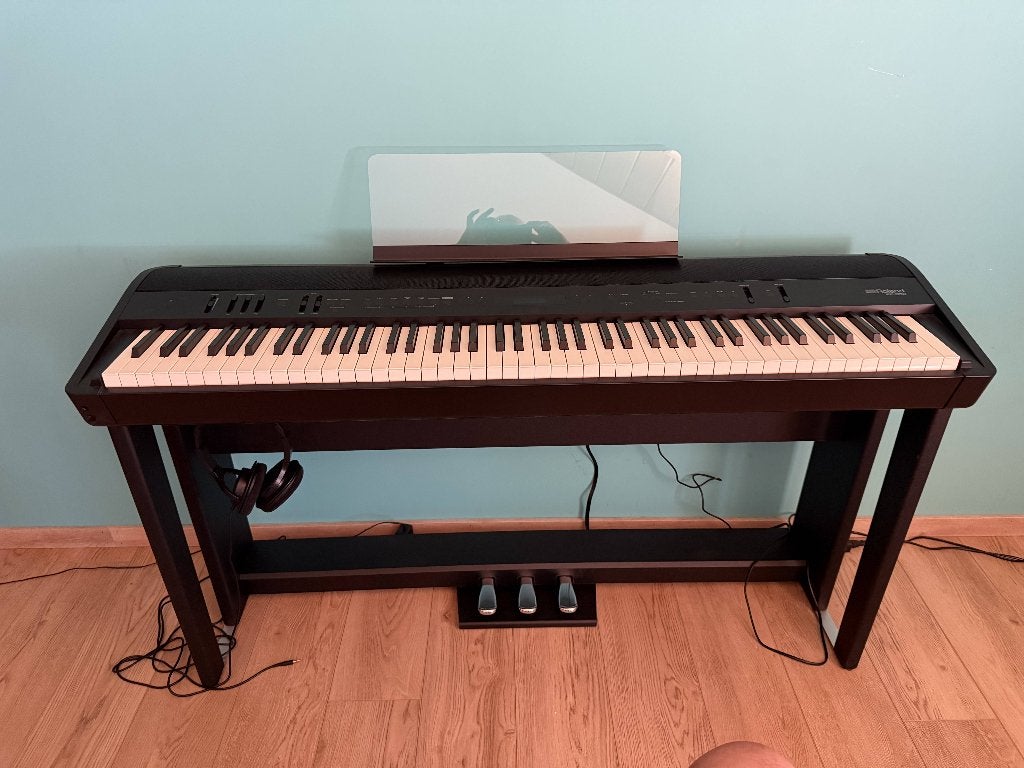 Roland FP-90X, KSC-90 stand, KPD-90 driepedaal – nieuwstaat, Muziek en Instrumenten, Piano's, Zo goed als nieuw, Piano, Zwart