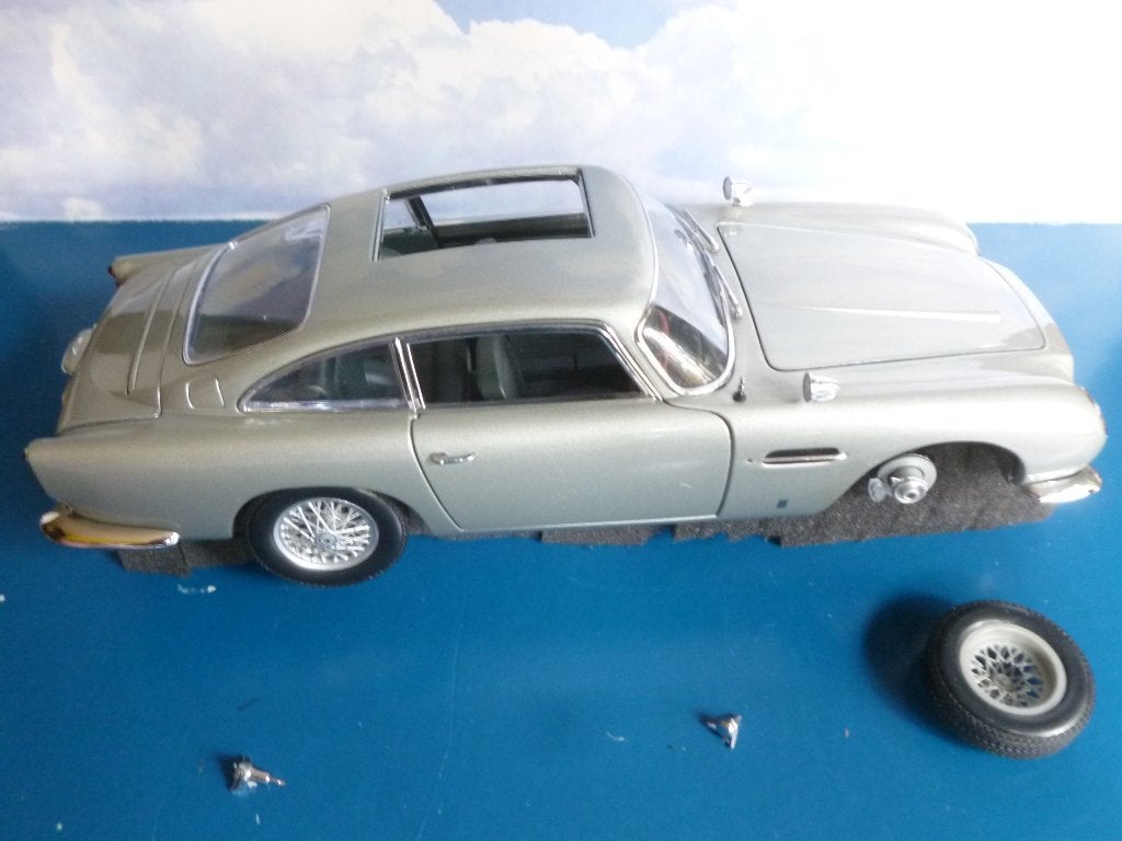 JAMES BOND 007 ASTON MARTIN DB5 accidentée 1/18 AUTO ART, Ophalen of Verzenden, Gebruikt, Auto, Autoart