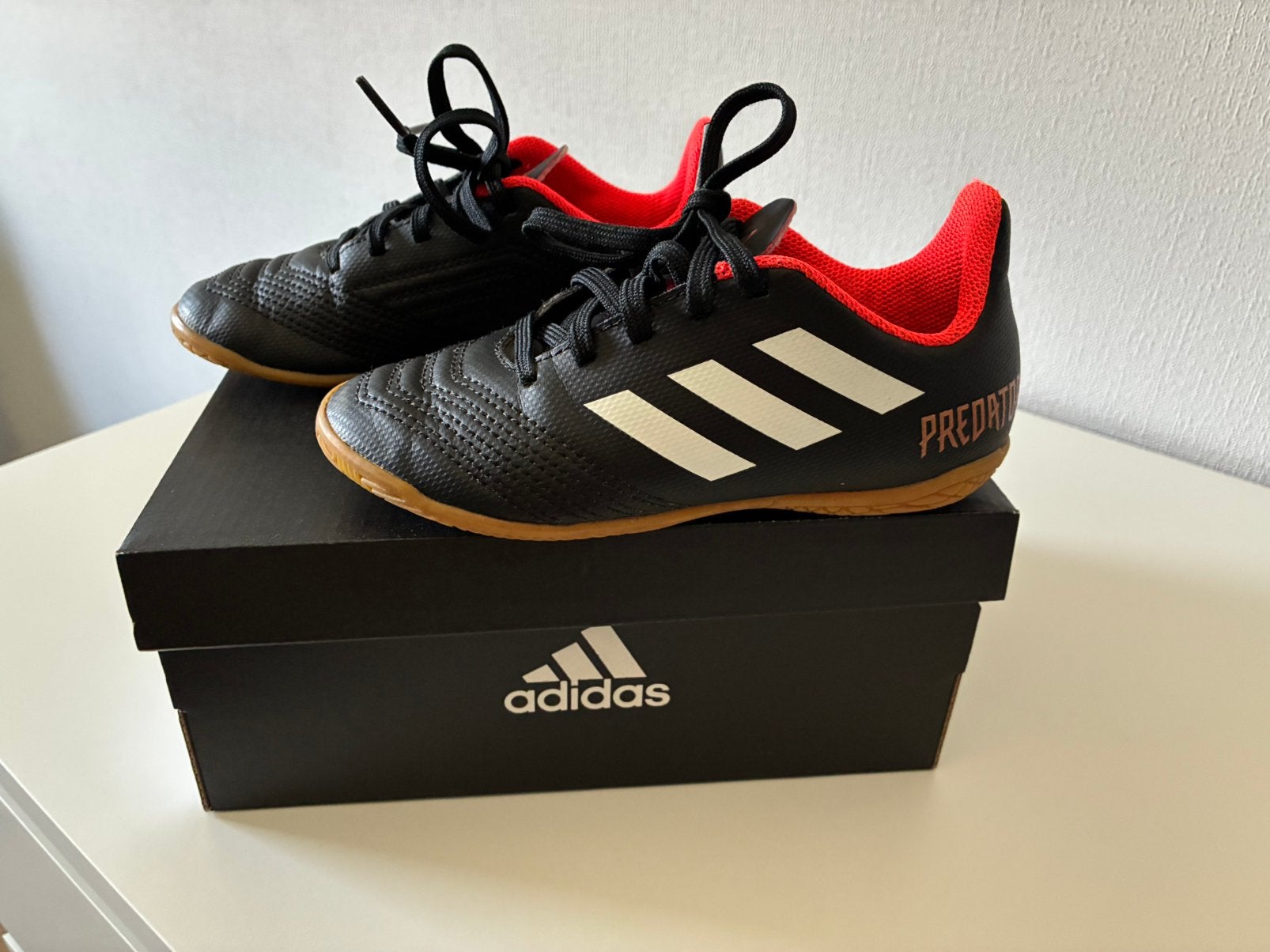 Adidas maat 29 zaal voetbalschoenen, Sport en Fitness, Loopsport en Atletiek, Zo goed als nieuw, Adidas, Ophalen