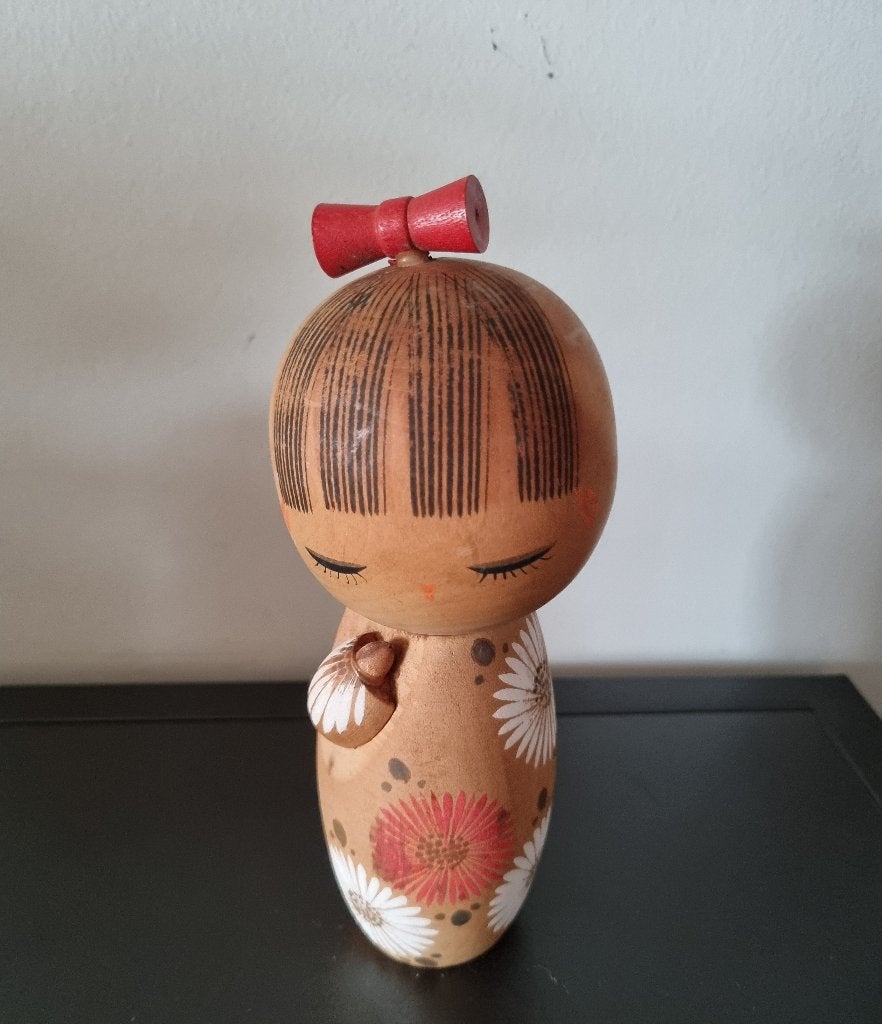 Mooie Hinagiku Kokeshi van Ryoka Aoki (19 cm), Antiek en Kunst, Kunst | Niet-Westerse kunst, Pop, Japan, Hout, Meerkleurig, Geschilderd