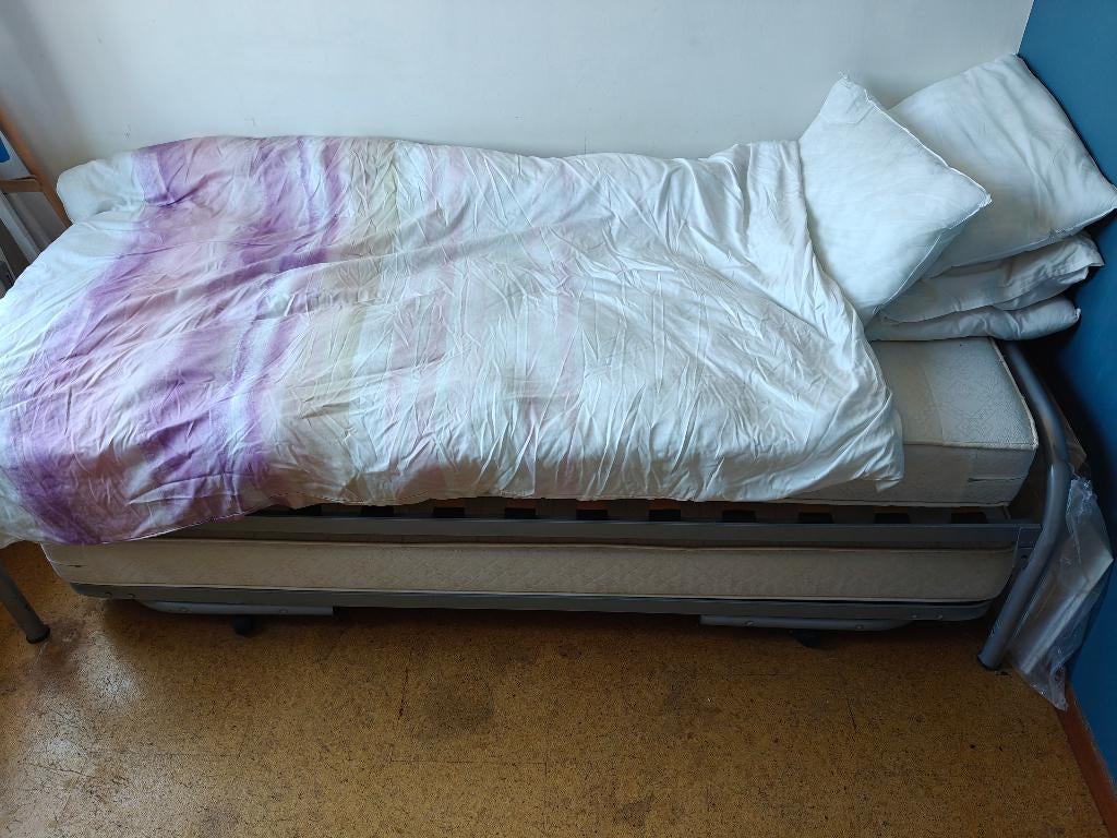 Bed met logeerbed, Huis en Inrichting, Slaapkamer | Bedden, Ophalen, Gebruikt, 90 cm, Eenpersoons