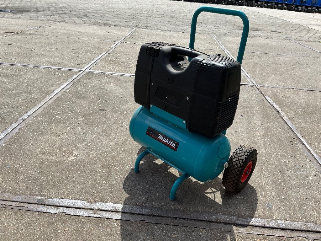 Zeer nette gebruikte compressor Makita AC240, Enlèvement