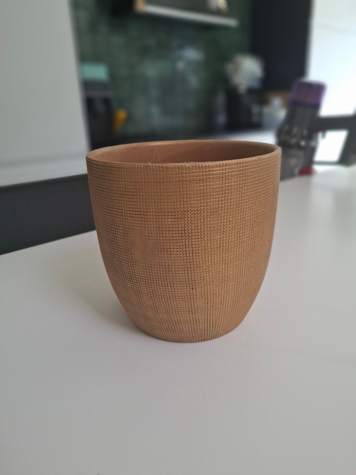 Joli pot de fleurs doré/ocre avec structure en relief, Enlèvement ou Envoi