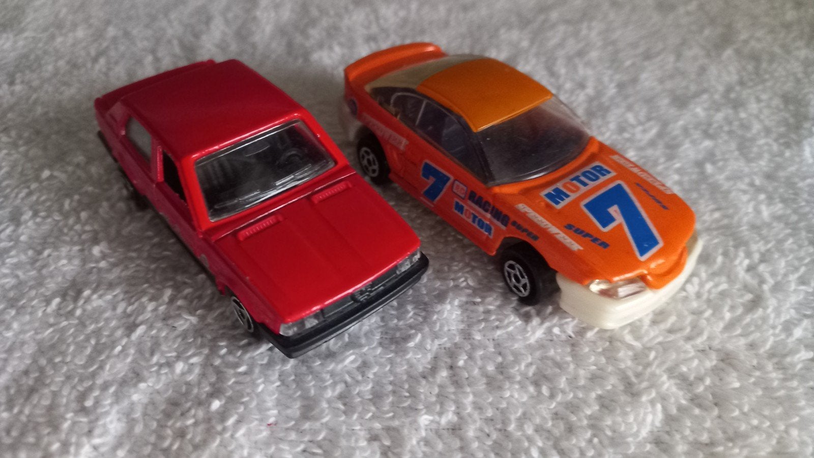 2x Majorette, Hobby & Loisirs créatifs, Voitures miniatures | 1:87, Enlèvement ou Envoi, Majorette