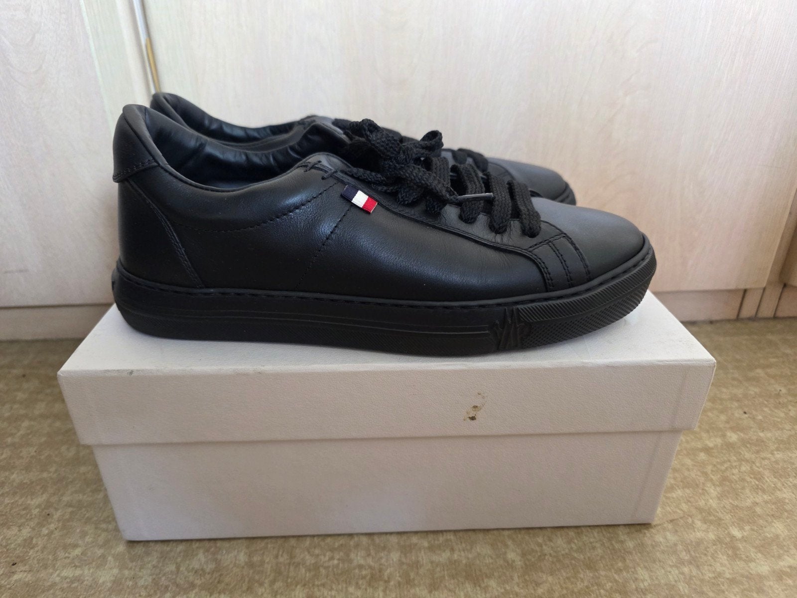 Moncler zwarte schoenen, Zwart, Moncler, Ophalen of Verzenden, Zo goed als nieuw