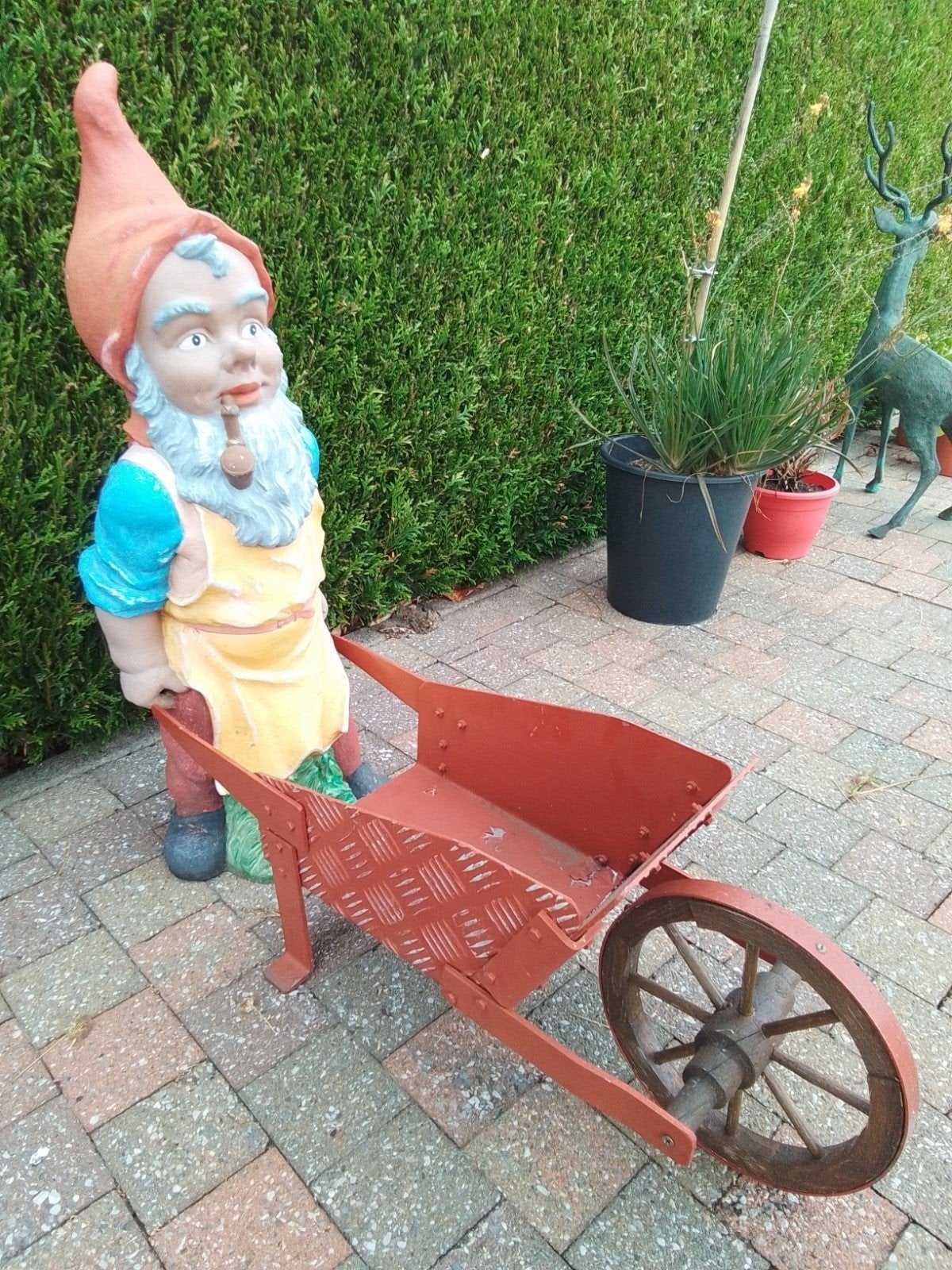 Oude tuinkabouter met aluminium kruiwagen, Ophalen, Tuinkabouter