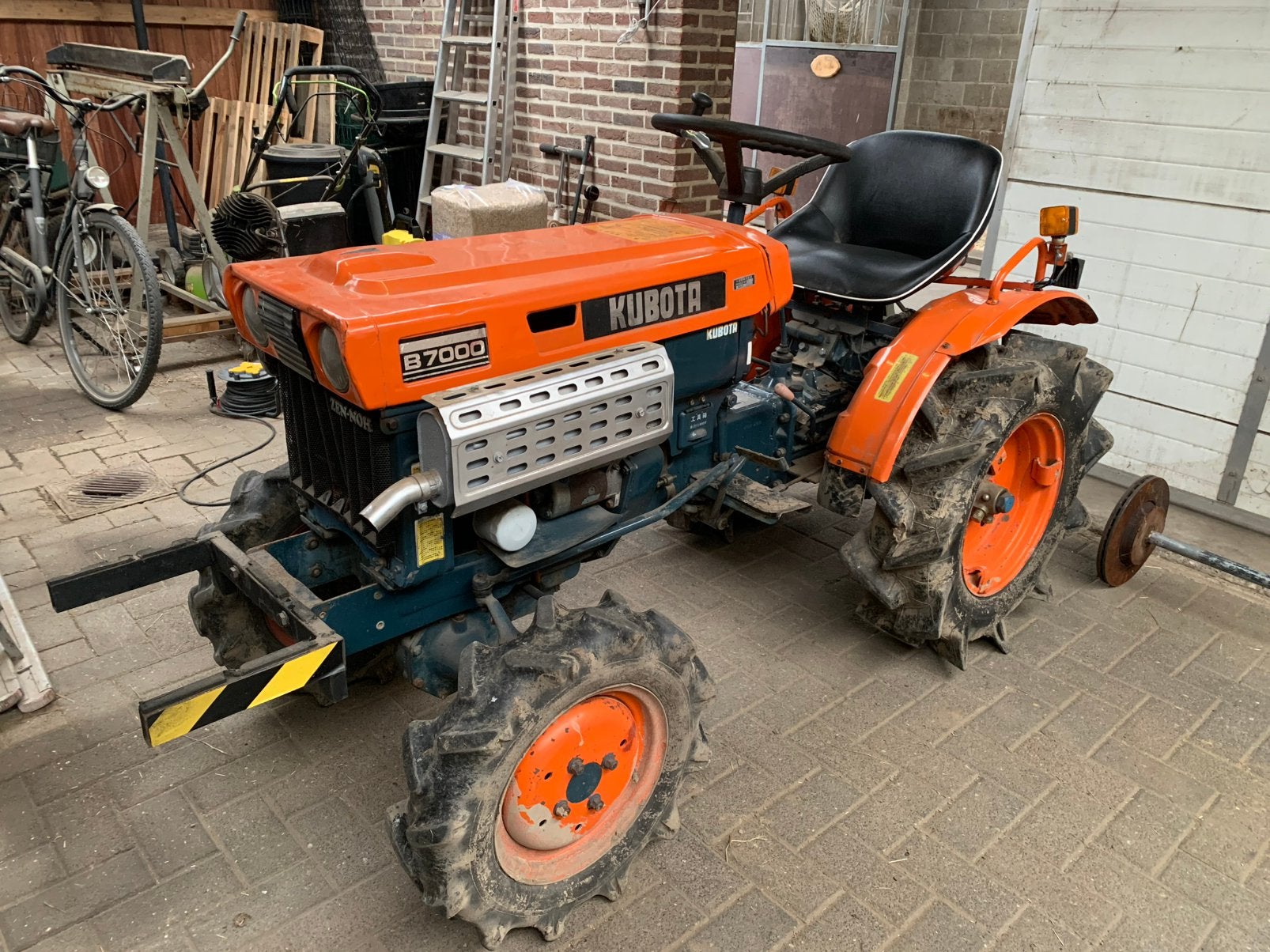 Mini tractor Kubota B7000 4x4 met trekhaak & palletvork, Ophalen