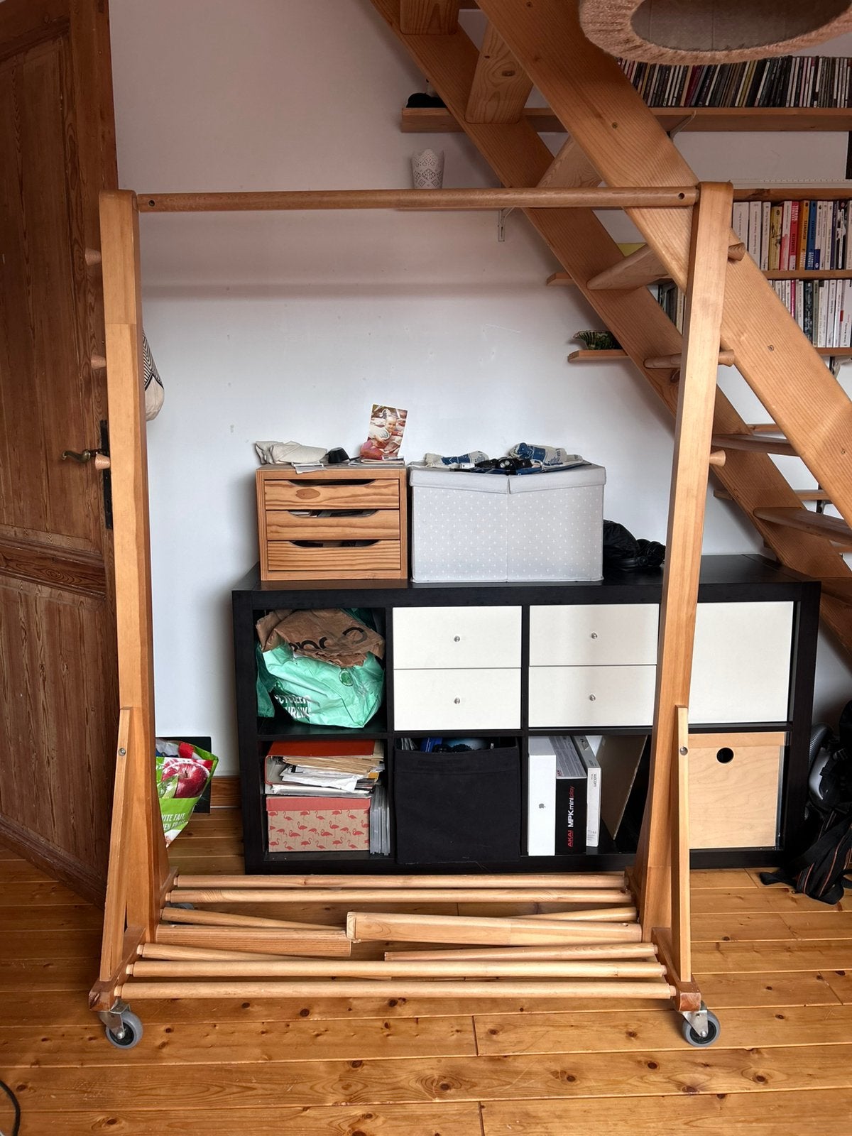 Wat geef je weg: IKEA vintage houten kledingrek, Ophalen, Met wielen, Gebruikt